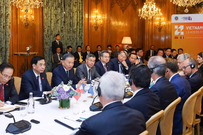 Tổng Bí thư, Chủ tịch nước Tô Lâm cùng Tổng thống Pháp Emmanuel Macron nghe VNVC báo cáo về lộ trình sản xuất 3 vaccine thế hệ mới tại Việt Nam tại Diễn đàn Doanh nghiệp Việt Nam-Pháp. (Ảnh: THỐNG NHẤT)