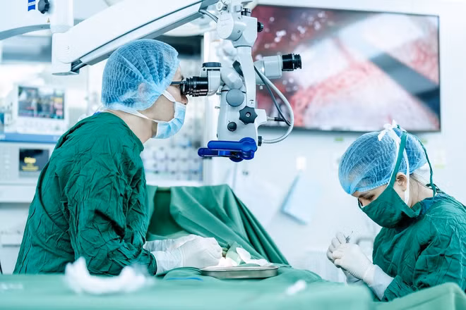 Thạc sĩ, bác sĩ Đinh Hữu Việt trong một ca phẫu thuật vi phẫu tinh hoàn tìm tinh trùng Micro TESE.