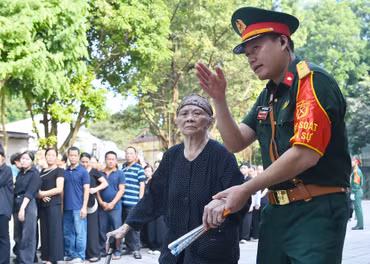 Người dân xúc động sau khi viếng Tổng Bí thư Nguyễn Phú Trọng tại Nhà tang lễ Quốc gia.
