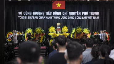 Người nước ngoài tỏ lòng thành kính với Tổng Bí thư Nguyễn Phú Trọng 