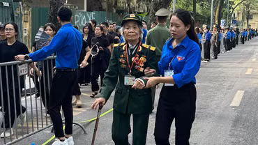 Đoàn viên, thanh niên hỗ trợ người cao tuổi vào viếng Tổng Bí thư Nguyễn Phú Trọng.