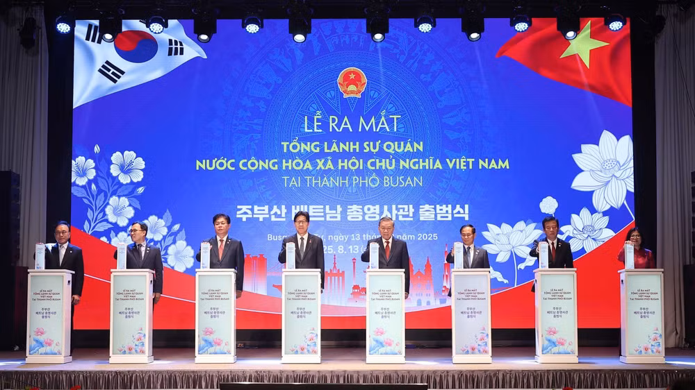 Tổng Bí thư Tô Lâm và các đại biểu thực hiện nghi thức ra mắt Tổng Lãnh sự quán Việt Nam tại thành phố Busan. (Ảnh: TTXVN)