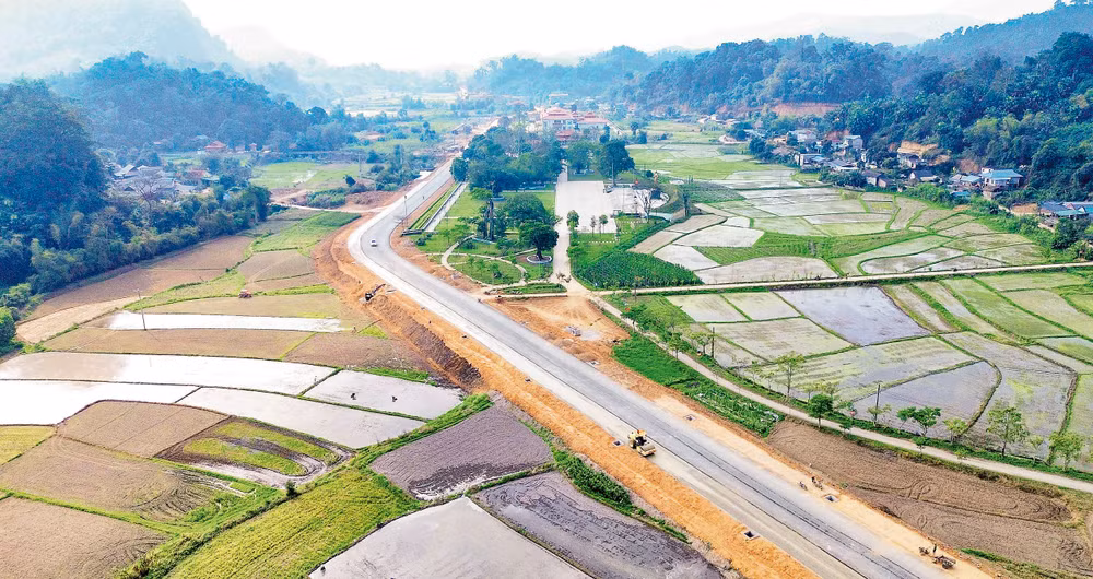 Dự án tuyến đường cách mạng được đầu tư tại xã Tân Trào (tỉnh Tuyên Quang) góp phần thúc đẩy phát triển du lịch, dịch vụ, kinh tế-xã hội gắn với quốc phòng, an ninh. (Ảnh ĐỨC THẮNG)