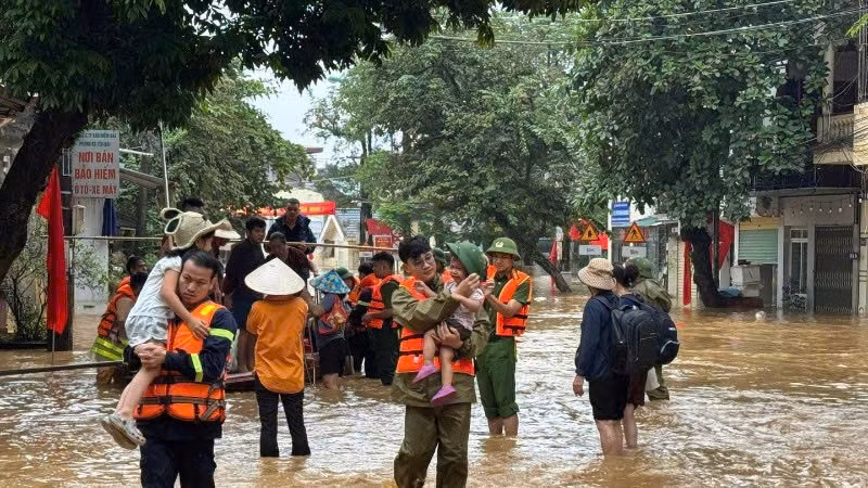 Công an các đơn vị, địa phương khắc phục hậu quả và hỗ trợ, giúp đỡ nhân dân sau bão số 10. (Ảnh: bocongan.gov.vn)