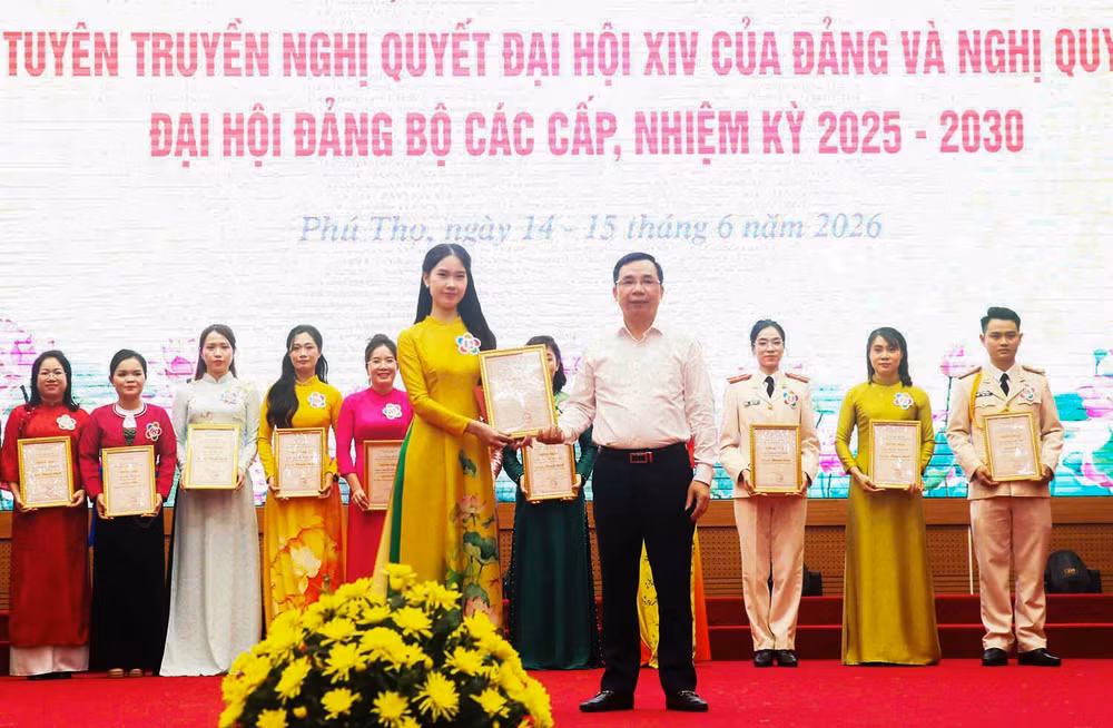 Đồng chí Bùi Huy Vĩnh, Phó Bí thư Tỉnh ủy Phú Thọ trao giải Nhất cho thí sinh.