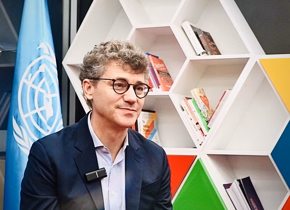 Ông Jonathan Wallace Baker, Trưởng Đại diện UNESCO tại Việt Nam trả lời phỏng vấn của phóng viên TTXVN. Ảnh: Việt Đức - TTXVN)