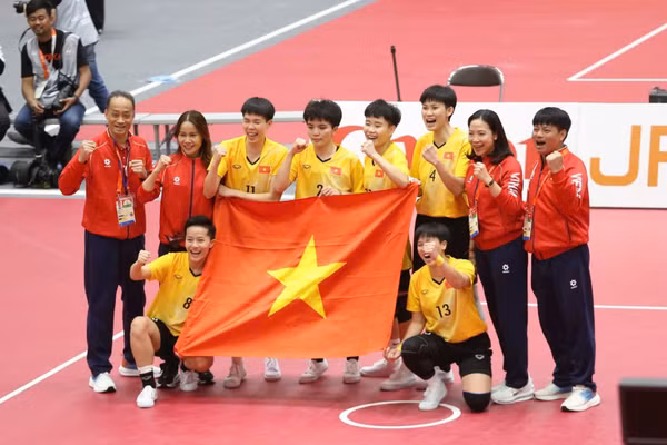 Niềm vui của đội tuyển cầu mây sau trận chung kết nội dung 4 nữ. (Ảnh: BÙI LƯỢNG)