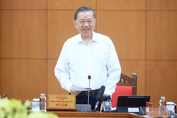 Tổng Bí thư, Chủ tịch nước Tô Lâm phát biểu chỉ đạo tại cuộc làm việc với Ban Tổ chức Trung ương và các cơ quan liên quan về tình hình triển khai xây dựng Đề án sơ kết 5 năm thực hiện Nghị quyết số 28-NQ/TW. (Ảnh: ĐĂNG KHOA)