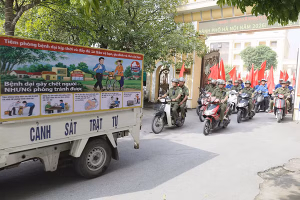 Các cơ quan, đoàn thể, tổ chức xã hội trên địa bàn Thành phố Hà Nội tham gia diễu hành hưởng ứng Ngày Thế giới phòng, chống bệnh dại. (Ảnh: MAI CHI)