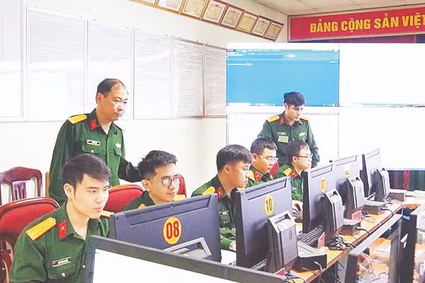 Chỉ huy Trung tâm 186, Bộ Tư lệnh 86 (Bộ Quốc phòng) kiểm tra công tác khai thác ứng dụng chuyển đổi số đối với cán bộ đơn vị.