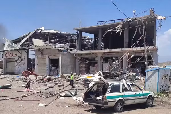Hiện trường một vụ không kích ở Taiz, Yemen. (Ảnh: