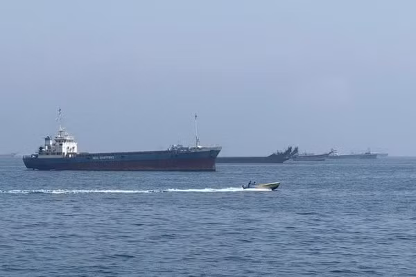 Các tàu thương mại neo đậu tại Eo biển Hormuz, gần thị trấn Khasab, ở miền bắc Oman. (Ảnh: Tân Hoa xã)
