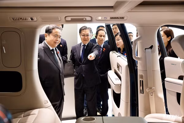 Chủ tịch Quốc hội Trần Thanh Mẫn tham quan khu trưng bày sản phẩm xe điện Xiaomi và giới thiệu các công nghệ chính của Siêu nhà máy xe điện Xiaomi tại Khu kinh tế Diệc Trang. (Ảnh: Doãn Tấn/TTXVN)