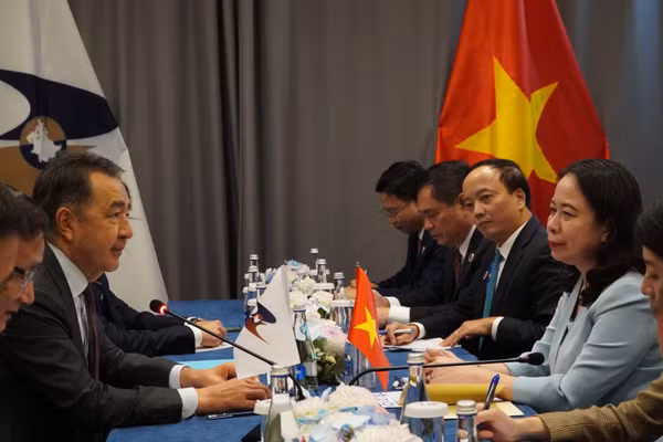 Phó Chủ tịch nước Võ Thị Ánh Xuân tiếp Chủ tịch Ủy ban Kinh tế Á-Âu. (Ảnh: TTXVN)