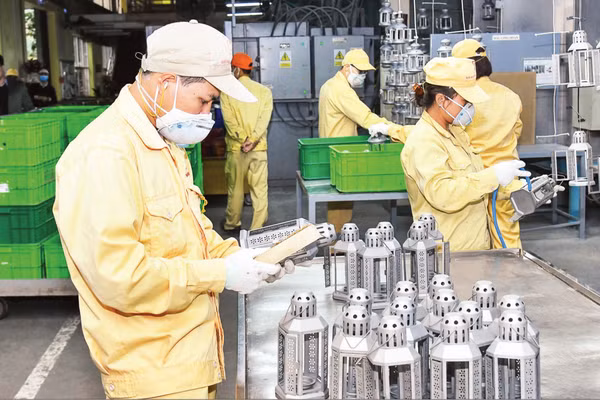 Sản xuất tại Công ty cổ phần Kim khí Thăng Long, Hà Nội. (Ảnh: TUỆ NGHI)