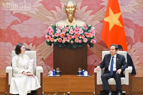 Chủ tịch Quốc hội Trần Thanh Mẫn tiếp Đại sứ Mông Cổ Hulan Ganbaatar. (Ảnh: DUY LINH)