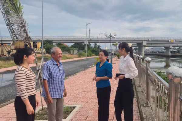 Bí thư Chi bộ Ấp 2 Nguyễn Văn Thọ (thứ 2 từ trái sang) cùng cán bộ xã đi kiểm tra dự án bờ kè, chống sạt lở liên quan khoảng 45 hộ dân đã đưa vào sử dụng.