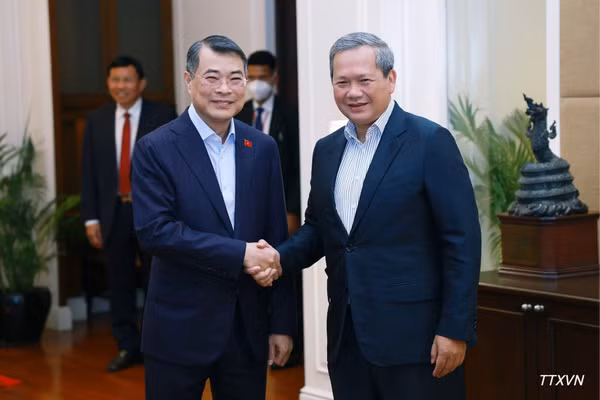 Thủ tướng Lê Minh Hưng và Thủ tướng Campuchia Hun Manet. (Ảnh: TTXVN)