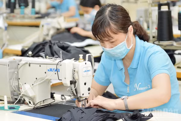 Sản xuất hàng dệt may tại Tổng công ty cổ phần Dệt may Nam Định. (Ảnh: HOÀNG ANH)