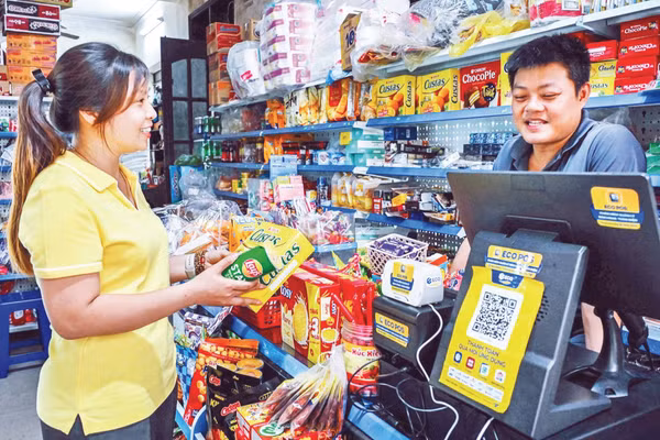 Người dân mua sắm hàng hóa tại một hộ kinh doanh nhỏ lẻ trên địa bàn Thành phố Hà Nội (Ảnh: THÀNH ĐẠT)
