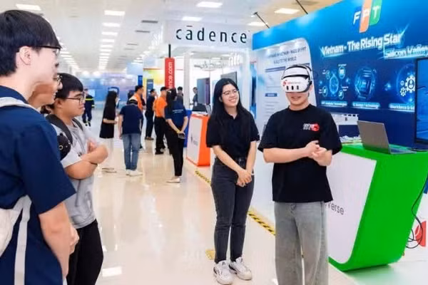 Các tập đoàn, doanh nghiệp Việt Nam như Viettel, FPT, CMC, VNPT, MISA đã chủ động đầu tư mạnh vào AI, triển khai trợ lý ảo, nền tảng phân tích dữ liệu, y tế số, tài chính và logistics thông minh.