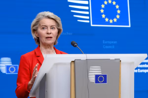 Chủ tịch Ủy ban châu Âu Ursula von der Leyen phát biểu tại cuộc họp báo ở Brussels, Bỉ. (Ảnh: THX/TTXVN)