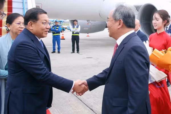 Chủ nhiệm Văn phòng Chủ tịch nước Lê Khánh Hải đón Tổng thống nước Cộng hòa Liên bang Myanmar Min Aung Hlaing và Phu nhân tại sân bay quốc tế Nội Bài, Hà Nội. (Ảnh: TTXVN)