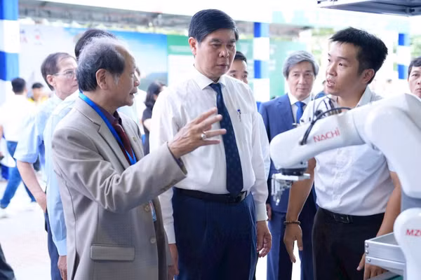Các nhà khoa học tại Triển lãm quốc tế về Điều khiển và Tự động hóa lần thứ 8. (Ảnh: HỘI TỰ ĐỘNG HÓA)