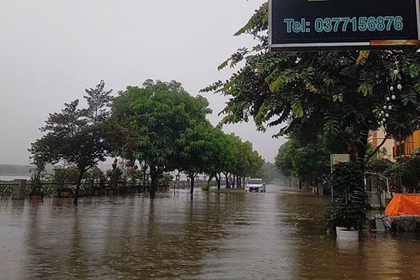 Nước sông Đáy dâng cao đã gây ngập lụt nhiều nhà dân sinh sống ven sông. (Ảnh: Đại Nghĩa)