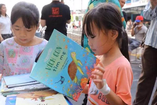 Trẻ em đọc sách tại Bệnh viện Nhi đồng 1, Thành phố Hồ Chí Minh. (Ảnh: Phương Huyền)