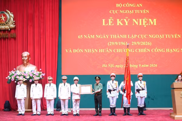 Thừa ủy quyền, Bộ trưởng Lương Tam Quang gắn và trao Huân chương Chiến công hạng Nhất tặng Cục Ngoại tuyến. (Ảnh: bocongan.gov.vn) 