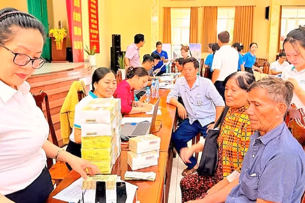 Người dân xã Long Can, tỉnh Tây Ninh làm thủ tục nhận tiền giải phóng mặt bằng đường vành đai 4-Thành phố Hồ Chí Minh.