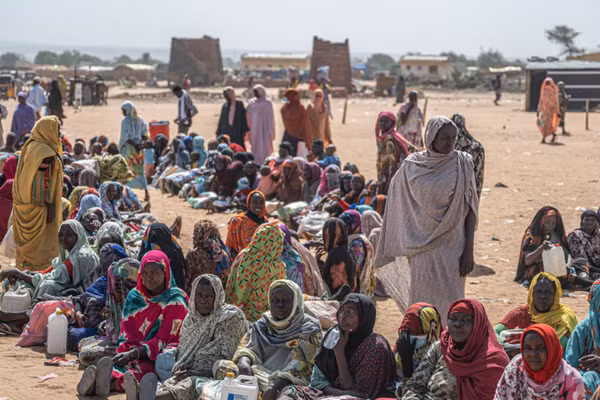 Người tị nạn Sudan chờ nhận thức ăn cứu trợ tại Adre, Cộng hòa Chad. (Ảnh: THX/TTXVN)