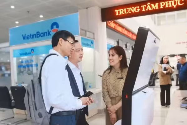 Đoàn công tác Bộ Khoa học và Công nghệ trao đổi, lắng nghe ý kiến tại Trung tâm Phục vụ Hành chính tỉnh Lâm Đồng. (Ảnh: MAI HÀ)