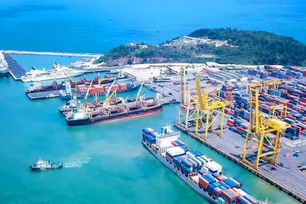 Doanh nghiệp nhà nước tiên phong trong các ngành, lĩnh vực trọng yếu, liên quan đến an ninh, quốc phòng. Trong ảnh: Bốc dỡ hàng hóa tại cảng Ðà Nẵng.