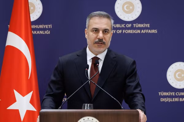 Ngoại trưởng Thổ Nhĩ Kỳ Hakan Fidan trong cuộc họp báo tại Istanbul, ngày 15/1/2026. (Ảnh: THX/TTXVN)