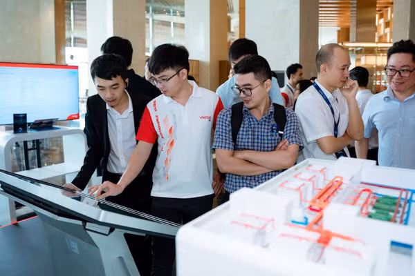 Doanh nghiệp tìm hiểu giải pháp hạ tầng trung tâm dữ liệu tại DCCI Summit 2026 (Ảnh Viettel IDC)