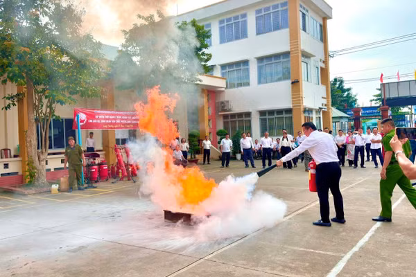 Cán bộ, Nhân dân phường Long Trường thực hành dập lửa trong tình huống xảy ra cháy, nổ.