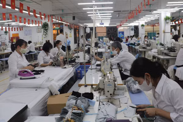 Sản xuất hàng may mặc xuất khẩu tại Tổng công ty May 10.