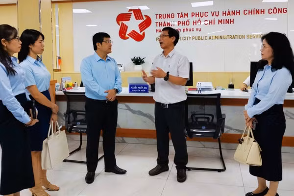 Đoàn công tác Trung tâm Phục vụ hành chính công Thành phố Hà Nội trao đổi kinh nghiệm tại Trung tâm Phục vụ hành chính công Thành phố Hồ Chí Minh. (Ảnh: Trung tâm Phục vụ hành chính công thành phố Hà Nội)
