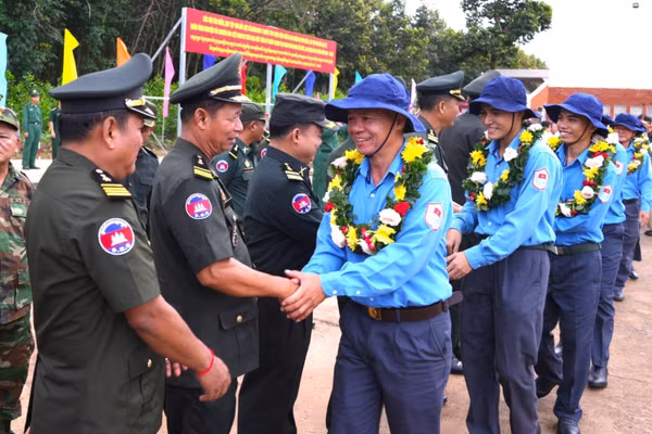 Lực lượng chức năng Vương quốc Campuchia đón Đội K70, K71, K72, K73 đi tìm mộ liệt sĩ tại Cửa khẩu quốc tế Xa Mát, tỉnh Tây Ninh (Ảnh: TTXVN)