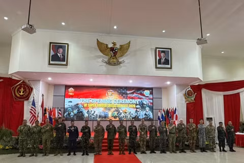 Các đại diện tham dự Diễn tập Super Garuda Shield 2026. (Ảnh: TTXVN)