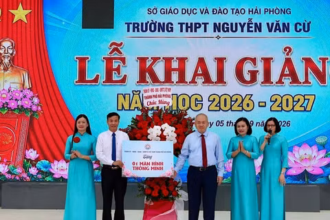 Đồng chí Chủ tịch Ủy ban nhân dân thành phố Hải Phòng Đỗ Thành Trung dự Lễ khai giảng và trao tặng màn hình thông minh cho Trường trung học phổ thông Nguyễn Văn Cừ (Hải Phòng). (Ảnh: NGUYỄN MƠ)
