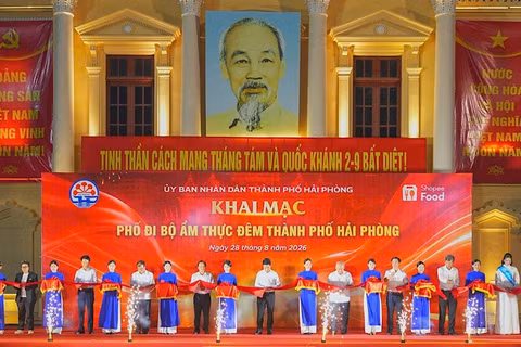 Các đại biểu thực hiện nghi thức khai mạc Phố đi bộ, ẩm thực và các hoạt động phát triển kinh tế ban đêm tại khu vực dải vườn hoa trung tâm và Nhà hát thành phố. (Ảnh: ĐÀM THANH)