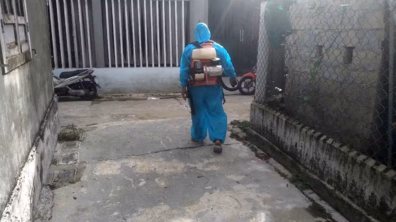 Cơ quan chức năng tiến hành khử khuẩn khu vực phát hiện lợn có dấu hiệu bất thường.