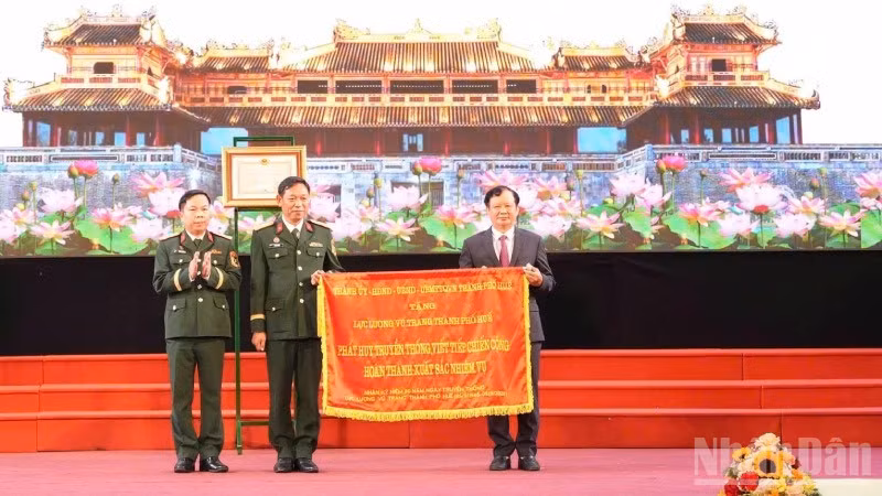 Bí thư Thành ủy Huế tặng bức trướng có dòng chữ “Phát huy truyền thống, viết tiếp chiến công, hoàn thành xuất sắc nhiệm vụ” cho lực lượng vũ trang thành phố Huế.