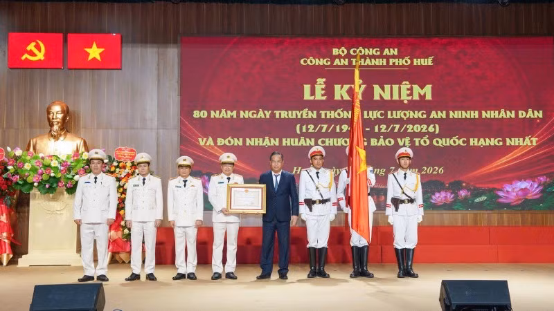 Công an thành phố Huế đón nhận Huân chương Bảo vệ Tổ quốc hạng Nhất do Chủ tịch nước trao tặng