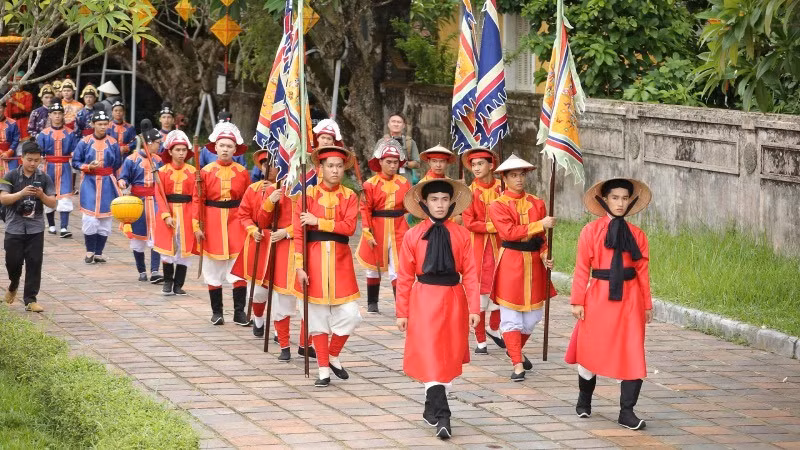 Điểm nhấn của chương trình là đoàn bộ hành trong trang phục Việt cổ thực hiện đám rước. (Ảnh: Hữu Hân)
