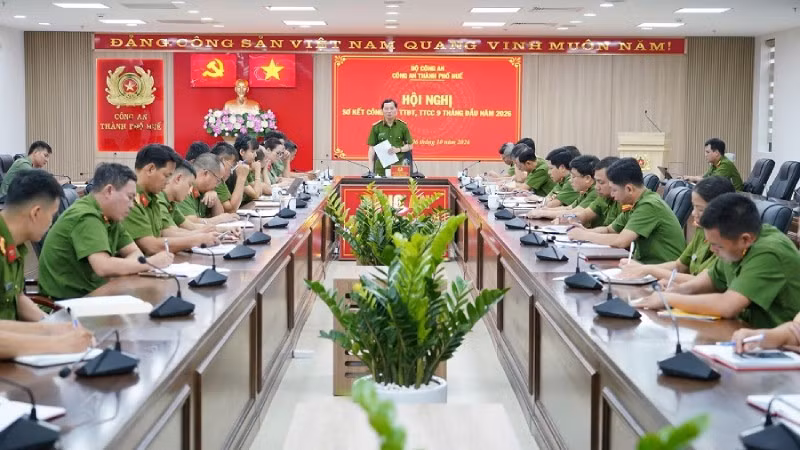 Sáng 6/10, Công an thành phố Huế tổ chức Hội nghị sơ kết công tác bảo đảm trật tự đô thị, trật tự công cộng và triển khai nhiệm vụ những tháng cuối năm. (Ảnh: Công an thành phố)