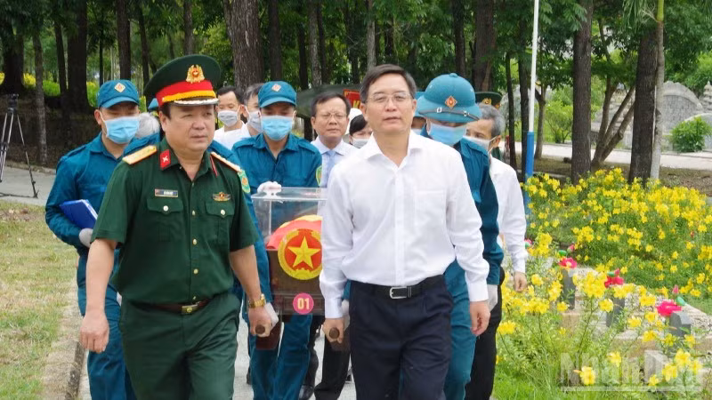 Bí thư thành ủy Huế thăm, động viên các lực lượng tham gia chiến dịch 500 ngày đêm ở Nghĩa trang liệt sĩ thành phố Huế.